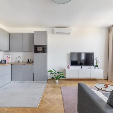 Spacious And Freshly Renovated