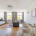 Spacious And Freshly Renovated *