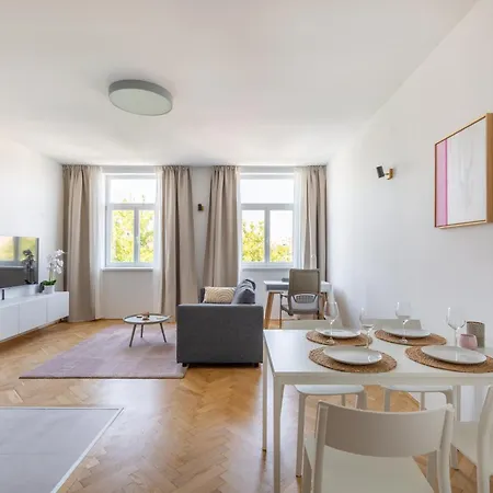 Spacious And Freshly Renovated *