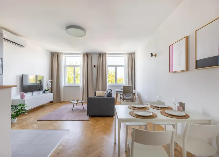 Spacious And Freshly Renovated *