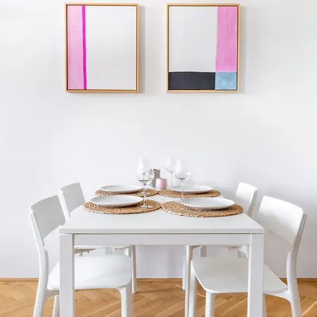 Spacious And Freshly Renovated Apartmán